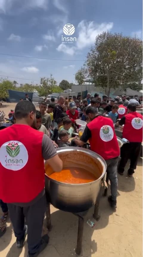 Filistin yemek yardımı kapsamında çadır kentlerde sıcak yemek dağıtımı