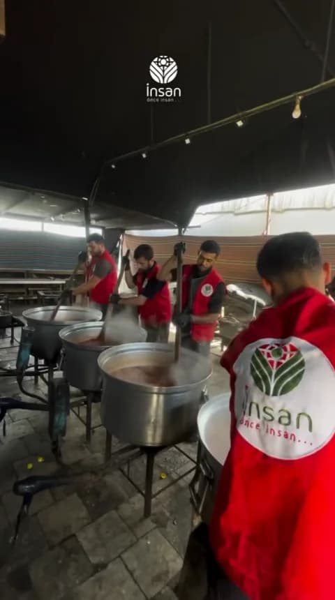 Gazze aşevlerinde dev kazanlarda günlük sıcak yemek pişirimi